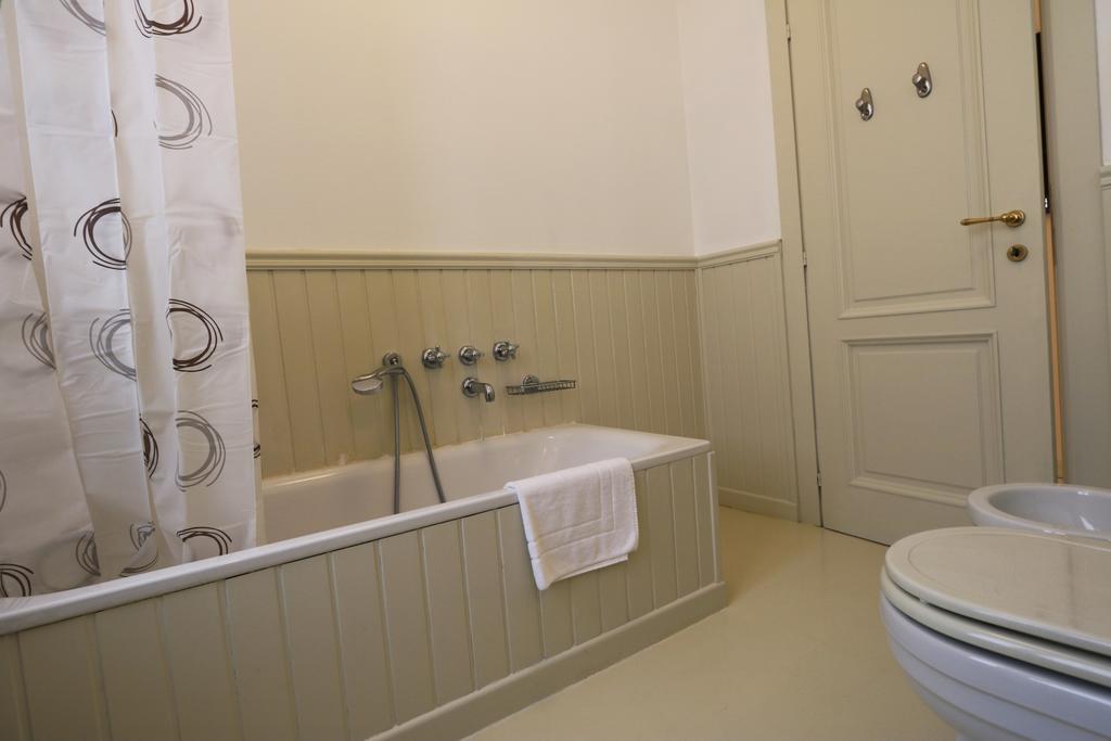 Ancient Courtyard Bonanomi 2 Bedroom Apartment Комо Екстериор снимка
