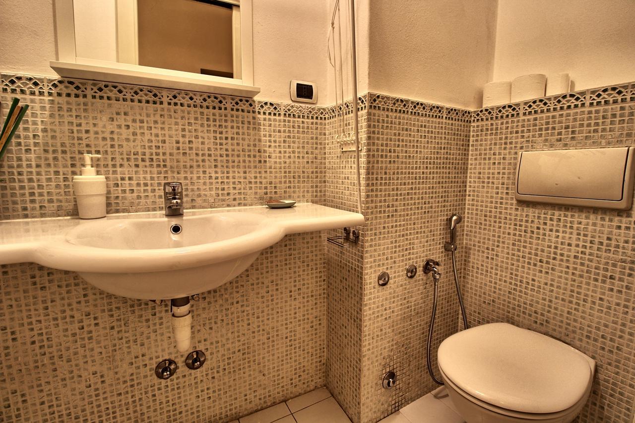 Ancient Courtyard Bonanomi 2 Bedroom Apartment Комо Екстериор снимка